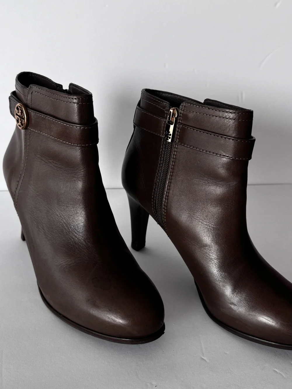 Tory Burch Women's Taupe Leather Ankle Booties Size 10M Gold Logo Side Zip Heel